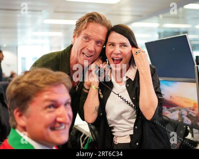 Sadie Frost und Damian Lewis während des jährlichen BGC-Wohltätigkeitstages in Canary Wharf in London zum Gedenken an die 658 Kollegen von BGC und die 61 Eurobrokers-Mitarbeiter, die am 11. September verloren. Am Wohltätigkeitstag werden 100 % der weltweiten Einnahmen der BGC Group an den Cantor Fitzgerald Relief Fund und Dutzende andere Wohltätigkeitsorganisationen auf der ganzen Welt gespendet. Ausgabedatum: Montag, 11. September 2023. Stockfoto