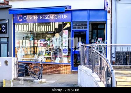 Leatherhead Surrey UK, August 26 2023, Cancer Research UK Charity Shop With No People Stockfoto