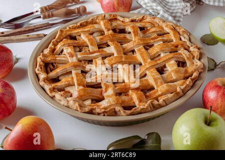 Hausgemachte Apfelkuchen mit frischen Äpfeln auf einem Tisch Hintergrund, klassische Thanksgiving Dessert Apfelkuchen Stockfoto