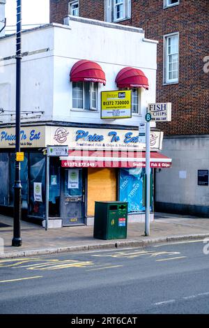 Epsom Surrey UK, 10. September 2023, Vandalized High Street Fish and Chip Shop, Boarding with No People Stockfoto