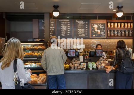 Tokio, Japan. 8. September 2023: Schüler, die im Barista der vergangenen Zeit am geschäftigen Morgen im Coffee Shop arbeiten. Gäste bestellen Kaffee, Brot und Frühstück in St. Stockfoto