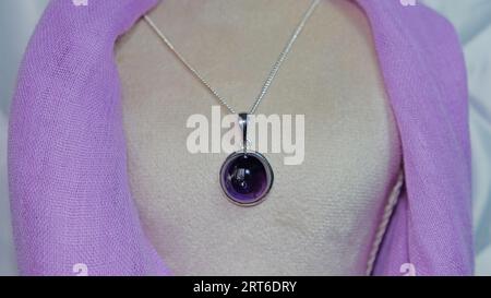 Amethyst-Kette an der Brustpuppe Stockfoto