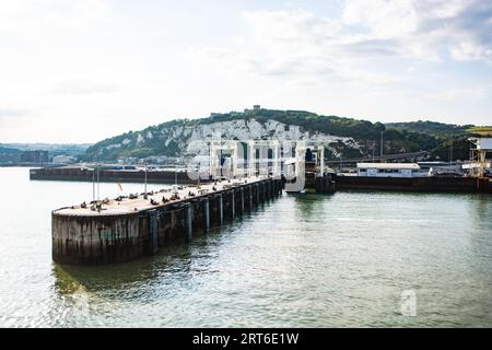 Sie verlassen dover auf einer Fähre und sehen den Hafen im Hintergrund Stockfoto