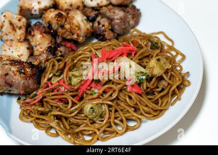 Yakisoba mit gegrilltem Huhn auf einem Teller. Japanisches Essen. Stockfoto