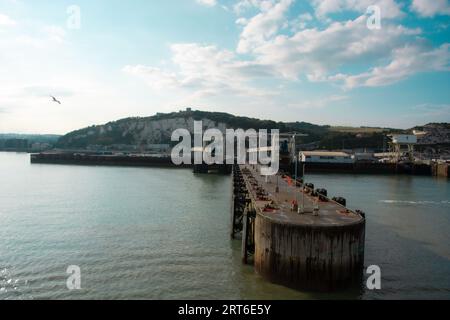 Sie verlassen dover auf einer Fähre und sehen den Hafen im Hintergrund Stockfoto