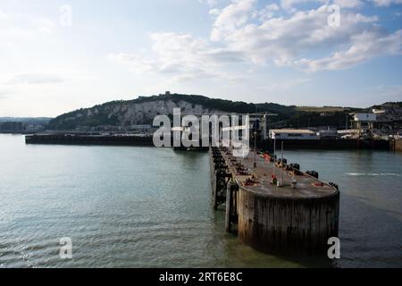 Sie verlassen dover auf einer Fähre und sehen den Hafen im Hintergrund Stockfoto