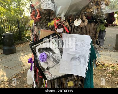 London, Großbritannien. September 2023. Als Erinnerung an Amy Winehouse haben die Menschen im Camden Square Park einen Baum gebaut – mit Blumen und Geschenken erinnern sie sich an den Musiker, der im Alter von 27 Jahren starb. 14.09.2023 wurde Amy Winehouse 40 Jahre alt. (An dpa-Korr 'hartnäckig anders - Amy Winehouse wäre 40 geworden') Kredit: Julia Kilian/dpa/Alamy Live News Stockfoto