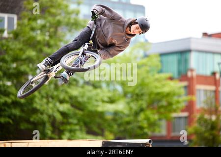 Stockport Move 2023 BMX-Tricks im Stadtzentrum von Stockport auf einer Rampe Stockfoto