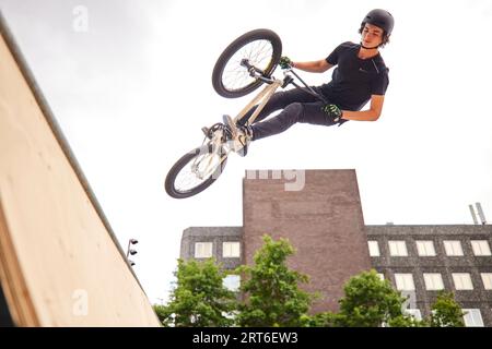 Stockport Move 2023 BMX-Tricks im Stadtzentrum von Stockport auf einer Rampe Stockfoto