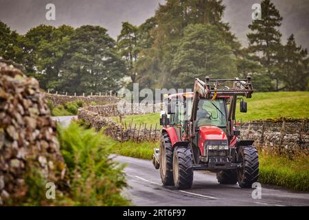 Traktor auf der Straße in Borrowdale in Longthwaite, Keswick Lake District Stockfoto