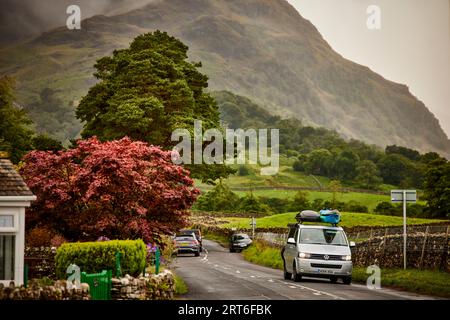 Camper-Van, der die Gegend um Borrowdale in Longthwaite, Keswick Lake District, erkundet Stockfoto