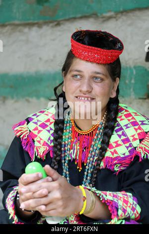 Kalash Woman beim Uchaw Summer Festival Stockfoto