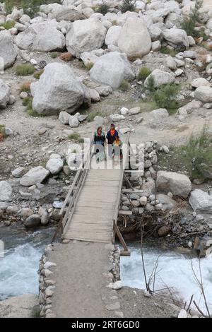 Kalasch-Frauen in einem Dorf in der pakistanischen Provinz Khyber Pakhtunkhwa Stockfoto