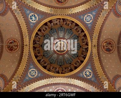 Die hoch dekorierte Kuppeldecke der St. Christopher's Chapel im Great Ormond Street Hospital for Children, Bloomsbury, London, Großbritannien. Stockfoto