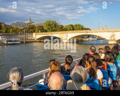 Touristen auf der Cruse, Brücke, seine, Invalidenbrücke, Paris, Frankreich, Europa, EU. Stockfoto