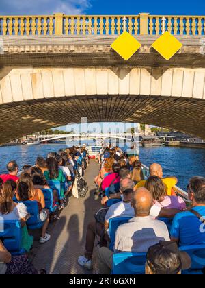 Touristen auf der Cruse, Brücke, seine, Invalidenbrücke, Paris, Frankreich, Europa, EU. Stockfoto