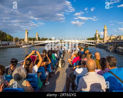 Touristen auf Cruse Boot mit, Pont Alexandre III, Brücke, seine, Paris, Frankreich, Europa, EU. Stockfoto