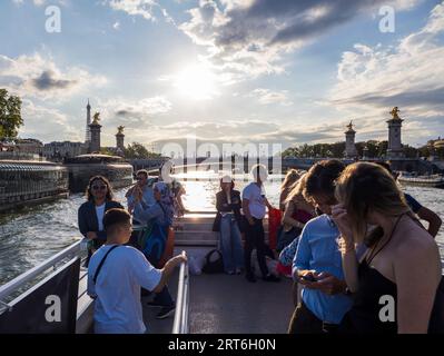 Touristen auf Cruse Boot mit, Pont Alexandre III, Brücke, seine, Paris, Frankreich, Europa, EU. Stockfoto