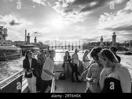 Schwarz-weiß-Reportage, Touristen auf dem Cruse-Boot mit, Pont Alexandre III, Brücke, seine, Paris, Frankreich, Europa, EU. Stockfoto