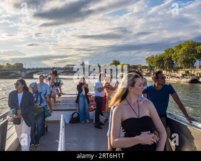 Touristen auf Cruse Boot mit, Pont Alexandre III, Brücke, seine, Paris, Frankreich, Europa, EU. Stockfoto