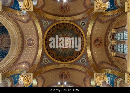 Die hoch dekorierte Kuppeldecke der St. Christopher's Chapel im Great Ormond Street Hospital for Children, Bloomsbury, London, Großbritannien. Stockfoto