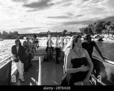 Schwarz-weiß-Reportage, Touristen auf dem Cruse-Boot mit, Pont Alexandre III, Brücke, seine, Paris, Frankreich, Europa, EU. Stockfoto