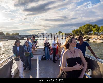 Touristen auf Cruse Boot mit, Pont Alexandre III, Brücke, seine, Paris, Frankreich, Europa, EU. Stockfoto