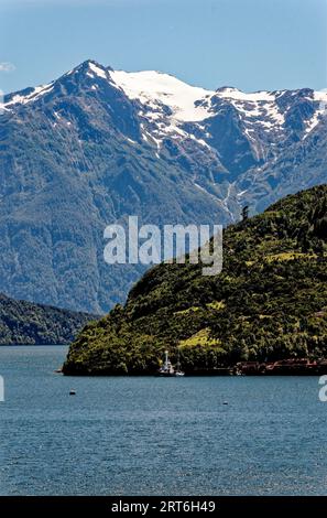 Wunderschöner Panoramablick auf chilenische Fjorde: Aysen Fjord und Puerto Chacabuco Umgebung, Patagonien, Chile, Südamerika Stockfoto