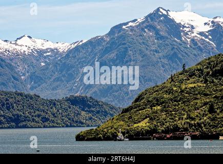 Wunderschöner Panoramablick auf chilenische Fjorde: Aysen Fjord und Puerto Chacabuco Umgebung, Patagonien, Chile, Südamerika Stockfoto