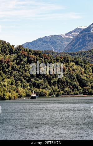 Hafen von Puerto Chacabuco in den chilenischen Fjorden, Region Aisen, Chile, Südamerika Stockfoto