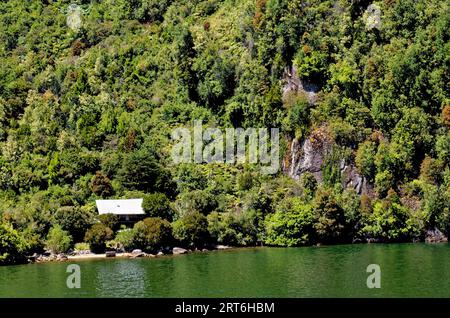 Landschaft chilenischer Fjorde im Aysen-Fjord in der Nähe von Puerto Chacabuco, Patagonien, Chile, Südamerika Stockfoto