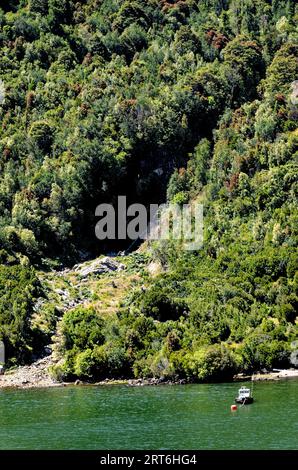 Landschaft chilenischer Fjorde im Aysen-Fjord in der Nähe von Puerto Chacabuco, Patagonien, Chile, Südamerika Stockfoto