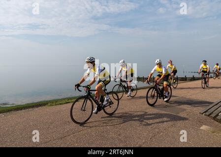 Southend Wheelers Cycling Club-Fahrer, die beim Tour of Britain-Radrennen Stage 6 auf dem Promenade-Pfad fahren, starten in Southend on Sea, Essex, UK. Stockfoto