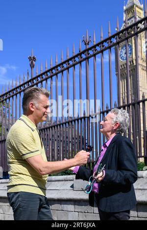 Fernsehmoderator Chris Packham interviewt Baroness Jenny Jones (Green Party) auf dem Parliament Square bei einem Protest gegen die Vergabe neuer Lizenzen für Stockfoto