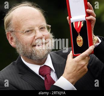 Sir Ian Wilmut mit seinem Rittertum, nachdem es ihm von Königin Elisabeth II. Im Palace of Holyrood House in Edinburgh, Schottland, überreicht wurde. Der Wissenschaftler, der das Team leitete, das Dolly das Schaf vor 27 Jahren klonte, nachdem er im Alter von 79 Jahren gestorben war, wurde geehrt. Professor Sir Ian war Teil eines Teams am Roslin Institute der University of Edinburgh, das Dolly 1996 erfolgreich klonte. Ausgabedatum: Dienstag, 12. September 2023. Stockfoto