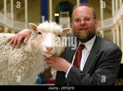 Aktenfoto vom 4/2003 von Professor Ian Wilmut mit Dolly dem Schaf in den schottischen Nationalmuseen. Der Wissenschaftler, der das Team leitete, das Dolly das Schaf vor 27 Jahren klonte, nachdem er im Alter von 79 Jahren gestorben war, wurde geehrt. Professor Sir Ian war Teil eines Teams am Roslin Institute der University of Edinburgh, das Dolly 1996 erfolgreich klonte. Ausgabedatum: Montag, 11. September 2023. Stockfoto