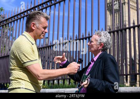 Fernsehmoderator Chris Packham interviewt Baroness Jenny Jones (Green Party) auf dem Parliament Square bei einem Protest gegen die Vergabe neuer Lizenzen für Stockfoto