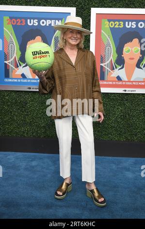 New York, USA. September 2023. Martha Stewart trifft beim Men's Singles Title Match zwischen Novak Djokovic und Daniil Medvedev während der US Open 2023 im USTA Billie Jean King National Tennis Center im Flushing Corona Park in Queens, NY, 10. September 2023 ein. (Foto: Anthony Behar/SIPA USA) Credit: SIPA USA/Alamy Live News Stockfoto