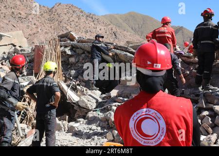 Al Haouz, Marokko. September 2023. Rettungskräfte suchen nach Überlebenden in der Stadt Talat N'Yaaqoub, südlich von Marrakesch, nach dem starken Erdbeben, das Marokko am späten Freitag getroffen hat. Quelle: Khaled Nasraoui/dpa/Alamy Live News Stockfoto