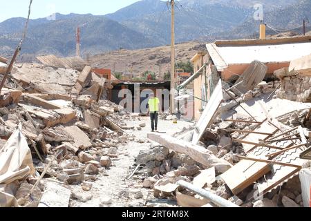 Al Haouz, Marokko. September 2023. Rettungskräfte suchen nach Überlebenden in der Stadt Talat N'Yaaqoub, südlich von Marrakesch, nach dem starken Erdbeben, das Marokko am späten Freitag getroffen hat. Quelle: Khaled Nasraoui/dpa/Alamy Live News Stockfoto