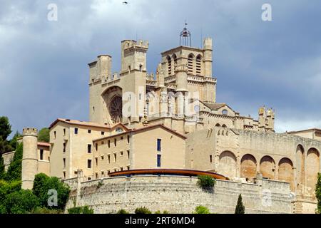 Hotel La Prison und die Kathedrale Saint-Nazaire auf den Höhen der Stadt. Beziers, Occitanie, Frankreich Stockfoto