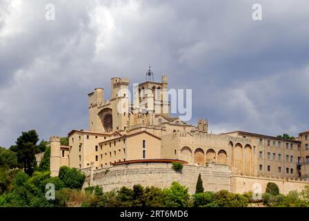 Hotel La Prison und die Kathedrale Saint-Nazaire auf den Höhen der Stadt. Beziers, Occitanie, Frankreich Stockfoto