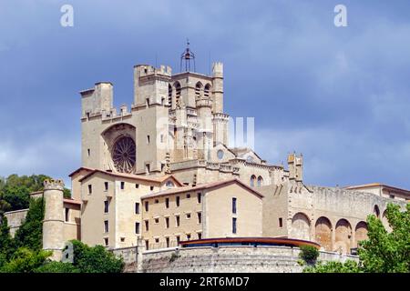 Hotel La Prison und die Kathedrale Saint-Nazaire auf den Höhen der Stadt. Beziers, Occitanie, Frankreich Stockfoto