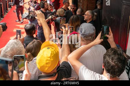 Keith Richards of the Rolling Stones kommt im Londoner Hackney Empire an, um ihr neues Album Hackney Diamonds zu veröffentlichen Stockfoto