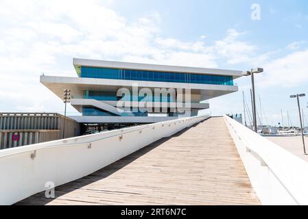 Valencia, Spanien - 30. Juli 2023: Veles e Vents Pavillon im Hafen von Valencia. America Cup Building, entworfen vom berühmten englischen Architekten David Chipp Stockfoto