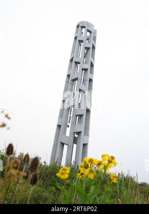 Shanksville, Usa. September 2023. Wildblumen wachsen um den Tower of Voices, einen 93 Meter hohen Turm mit Windspielen in der Nähe des Eingangs des Flight 93 National Memorial am Montag, den 11. September 2023 in der Nähe von Shanksville, Pennsylvania. Foto von Archie Carpenter/UPI Credit: UPI/Alamy Live News Stockfoto