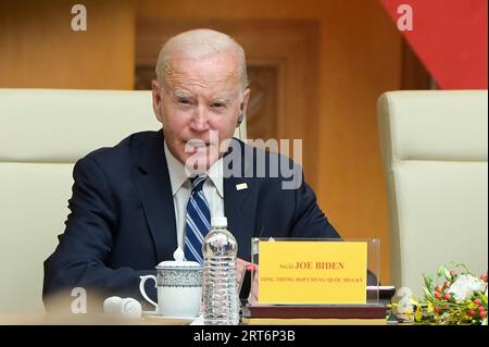 Hanoi, Vietnam. September 2023. US-Präsident Joe Biden und Vietnams Premierminister Pham Minh Chinh (nicht gesehen) treffen sich am 11. September 2023 im Regierungsbüro in Hanoi (Vietnam) mit CEOs beider Seiten. Präsident Joe Biden führte am Montag eine Delegation von US-amerikanischen Tech-Führungskräften in Gesprächen mit vietnamesischen Geschäftsführern, als Washington und Hanoi versuchten, die Zusammenarbeit zu vertiefen, während die gemeinsamen Sorgen über den Aufstieg Chinas geteilt wurden. Foto: Vietnam Government Portal (VGP)/Nhat Bac/UPI/Alamy Live News Stockfoto