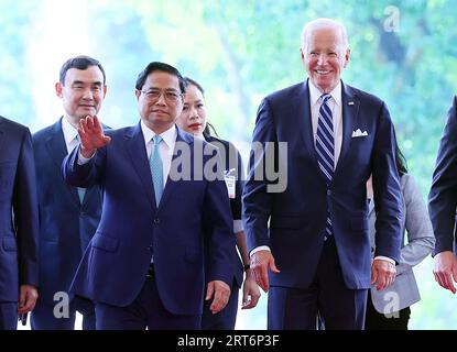 Hanoi, Vietnam. September 2023. US-Präsident Joe Biden (R) trifft sich am 11. September 2023 mit dem vietnamesischen Premierminister Pham Minh Chinh im Regierungsbüro in Hanoi, Vietnam. Präsident Joe Biden führte am Montag eine Delegation von US-amerikanischen Tech-Führungskräften in Gesprächen mit vietnamesischen Geschäftsführern, als Washington und Hanoi versuchten, die Zusammenarbeit zu vertiefen, während die gemeinsamen Sorgen über den Aufstieg Chinas geteilt wurden. Foto: Vietnam Government Portal (VGP)/Nhat Bac/UPI/Alamy Live News Stockfoto