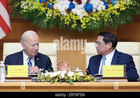 Hanoi, Vietnam. September 2023. US-Präsident Joe Biden (L) und Vietnams Premierminister Pham Minh Chinh treffen sich am 11. September 2023 im Regierungsbüro in Hanoi (Vietnam) mit CEOs beider Seiten. Präsident Joe Biden führte am Montag eine Delegation von US-amerikanischen Tech-Führungskräften in Gesprächen mit vietnamesischen Geschäftsführern, als Washington und Hanoi versuchten, die Zusammenarbeit zu vertiefen, während die gemeinsamen Sorgen über den Aufstieg Chinas geteilt wurden. Foto: Vietnam Government Portal (VGP)/Nhat Bac/UPI/Alamy Live News Stockfoto