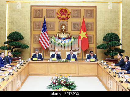 Hanoi, Vietnam. September 2023. US-Präsident Joe Biden (C-L) und Vietnams Premierminister Pham Minh Chinh (C-R) treffen sich am 11. September 2023 im Regierungsbüro in Hanoi (Vietnam) mit CEOs beider Seiten. Präsident Joe Biden führte am Montag eine Delegation von US-amerikanischen Tech-Führungskräften in Gesprächen mit vietnamesischen Geschäftsführern, als Washington und Hanoi versuchten, die Zusammenarbeit zu vertiefen, während die gemeinsamen Sorgen über den Aufstieg Chinas geteilt wurden. Foto: Vietnam Government Portal (VGP)/Nhat Bac/UPI/Alamy Live News Stockfoto